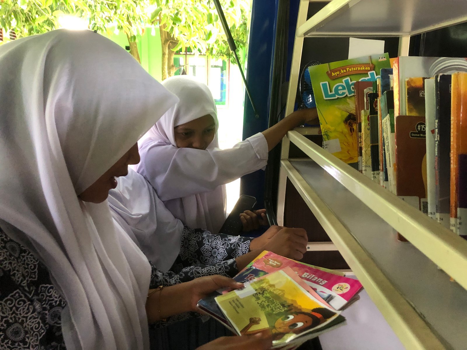 Perpustakaan keliling di SMA Alkhairaat Siko